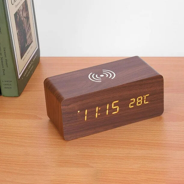 Drveni USB digitalni sat sa bežičnim punjačem